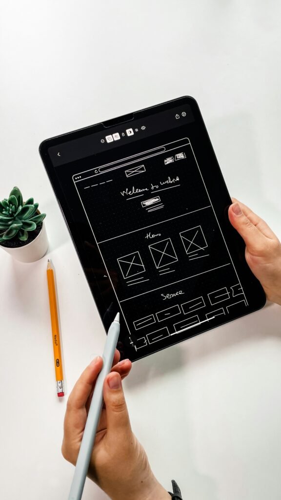 foto de una persona diseñando en una tableta